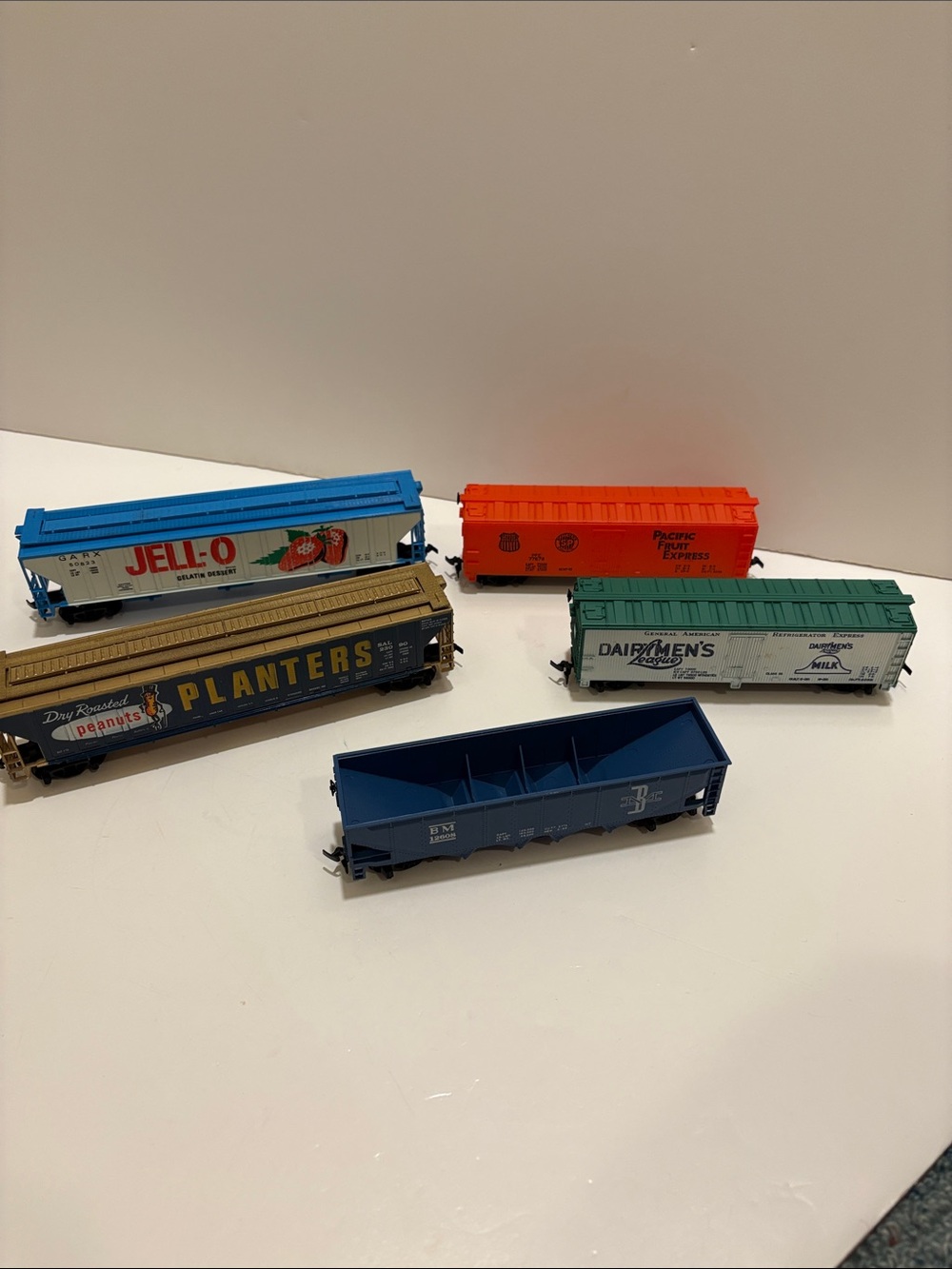 Tyco HO scale model train cars, lot of 5